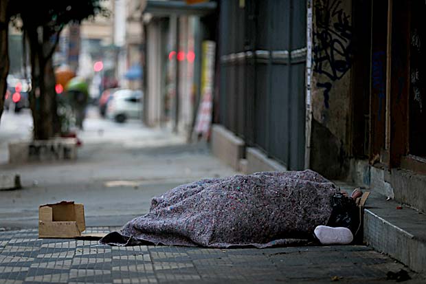 Homem em situação de rua é morto a facadas por dívida de R$&nbsp;2,50