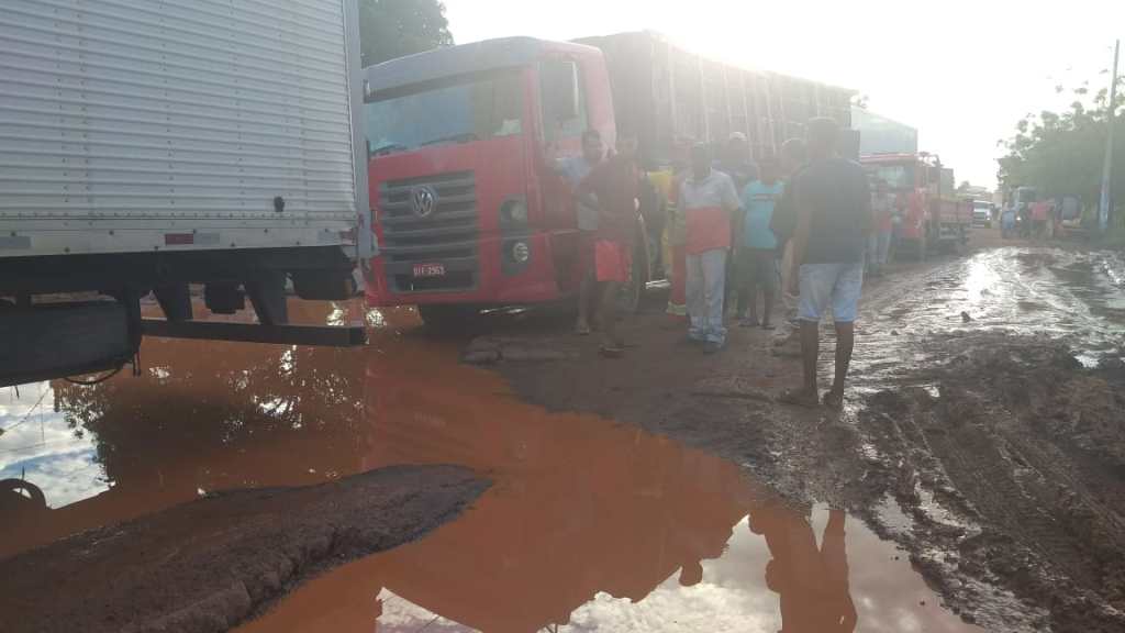 Buracos provocam interdição da&nbsp;BR-316