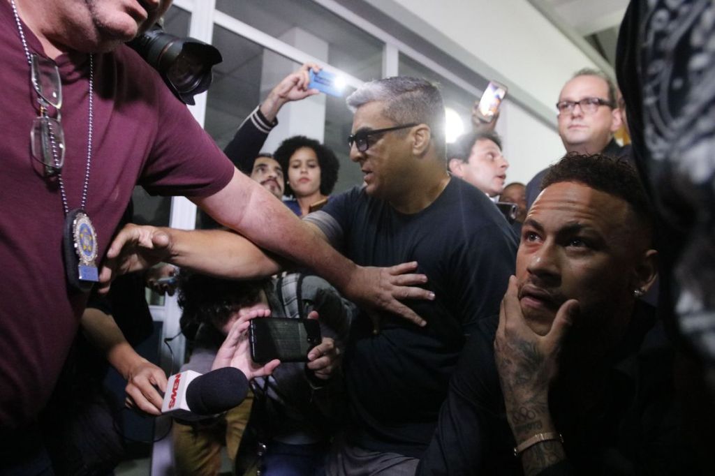 Após depor em delegacia no Rio, Neymar agradece carinho de&nbsp;fãs