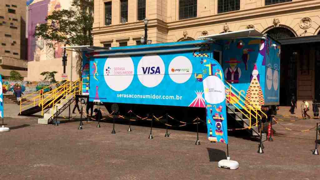 Caminhão da Serasa ajuda consumidores a renegociar&nbsp;dívidas