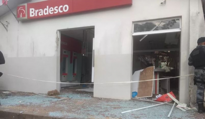 Criminosos explodem banco e fazem caminhoneiro&nbsp;refém