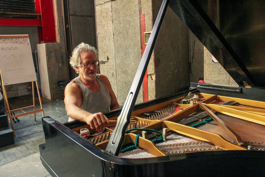 Relíquia do Teatro Arthur Azevedo, piano de cauda passa por manutenção
