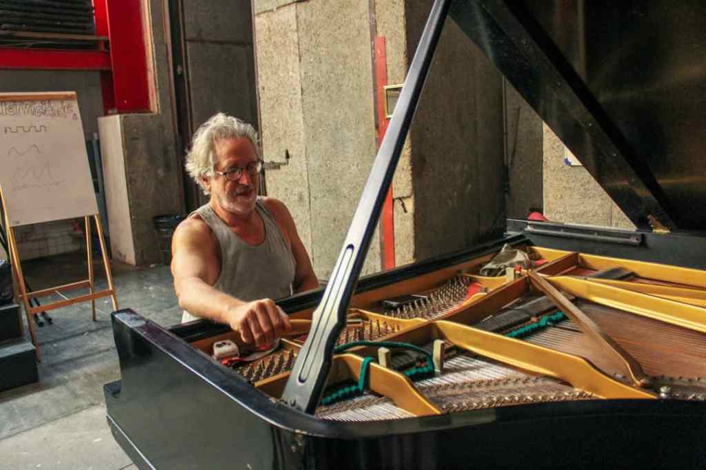 Relíquia do Teatro Arthur Azevedo, piano de cauda passa por&nbsp;manutenção