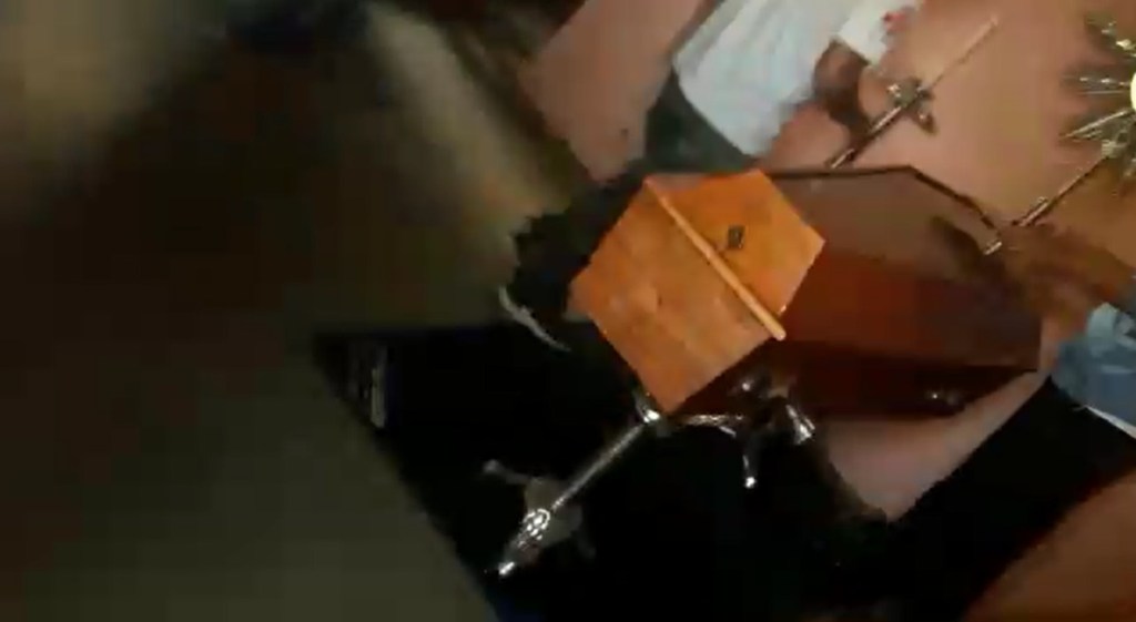 Funerária entrega corpo errado em velório; veja o&nbsp;vídeo