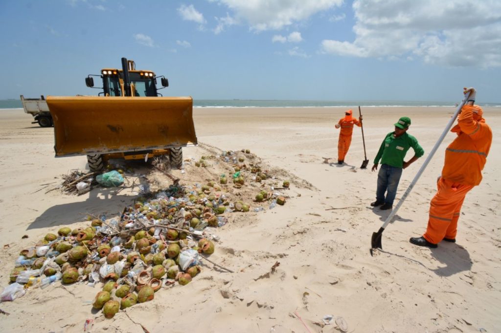 Todos os dias são recolhidas 20 toneladas de resíduos nas praias de São&nbsp;Luís