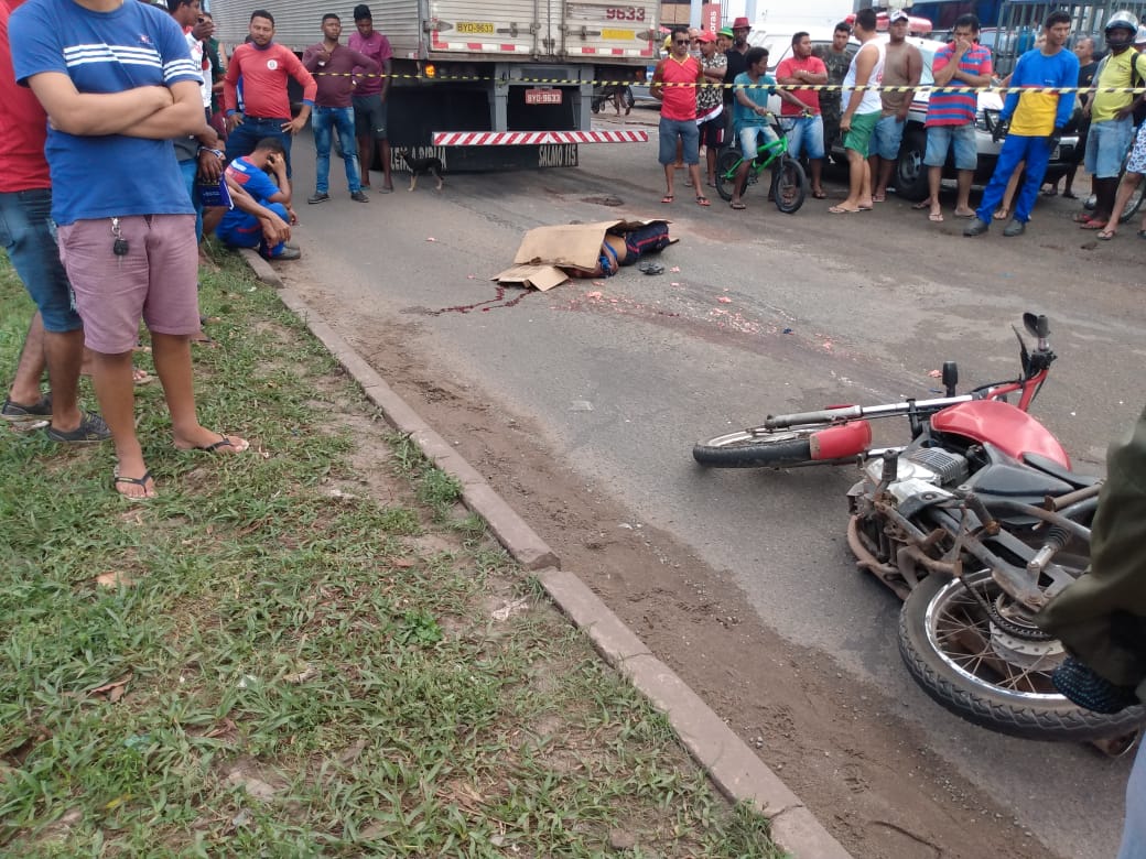 Motociclista tem cabeça esmagada por caminhão