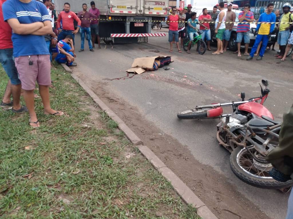 Motociclista tem cabeça esmagada por&nbsp;caminhão