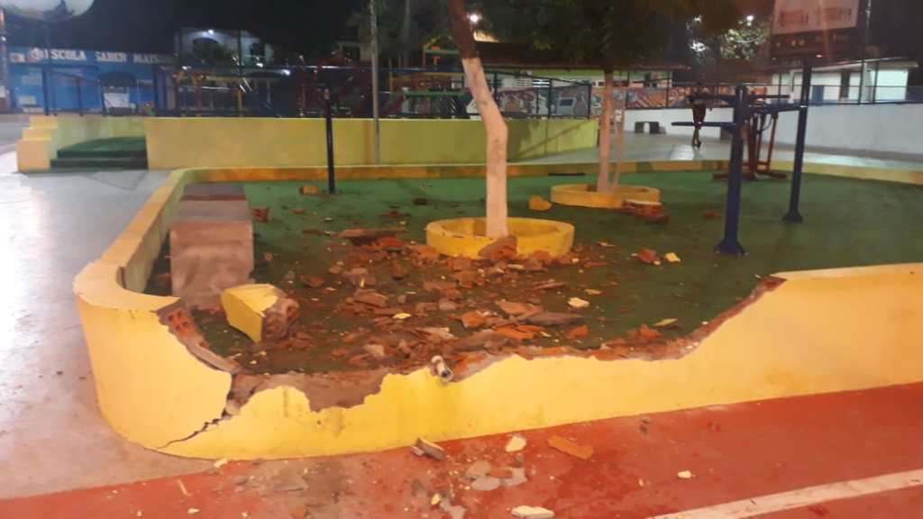 Carro colide frontalmente com canteiro de praça recém-inaugurada; veja o&nbsp;vídeo