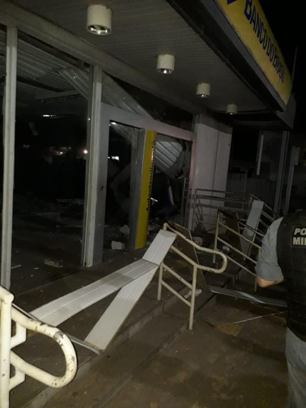 Criminosos explodem agência bancária e atiram em&nbsp;policiais