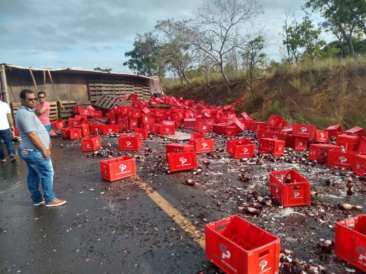 Caminhão carregado de cerveja tomba na&nbsp;BR-316