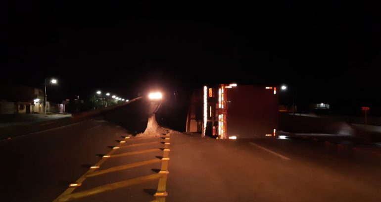 Caminhão de carga tomba na entrada de viaduto em&nbsp;Bacabeira