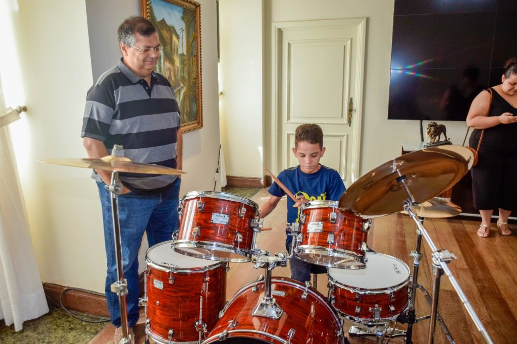 Garoto que viralizou com bateria improvisada recebe instrumento novo do&nbsp;Governo