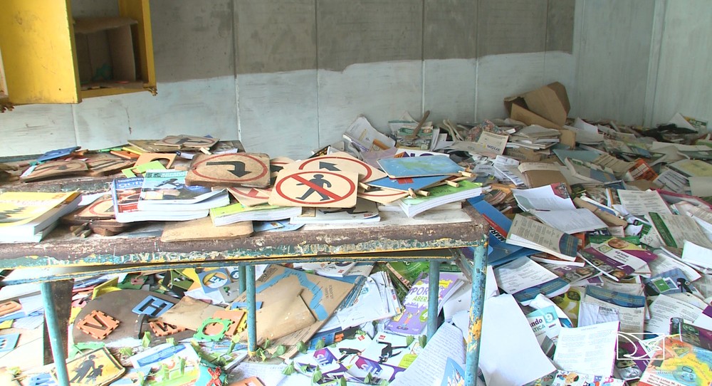 Livros novos são abandonados em escola fechada em São&nbsp;Luís
