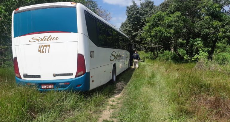 Após assalto a ônibus, equipe da PRF troca tiros com&nbsp;bandidos