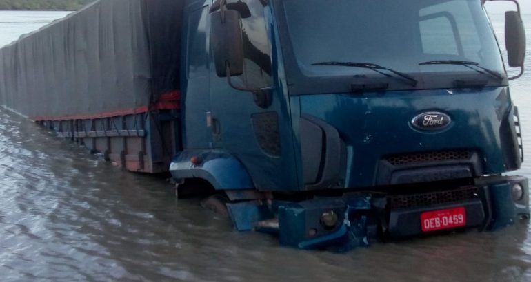 Caminhão tenta embarcar em ferryboat e fica&nbsp;submerso