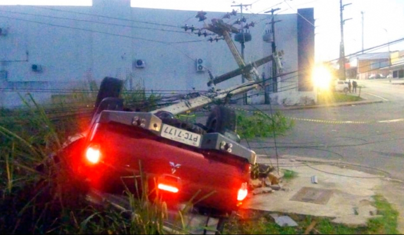 Carro capota e derruba poste na avenida Jerônimo de&nbsp;Albuquerque