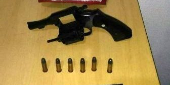Homem é preso com arma de fogo em barreira&nbsp;policial
