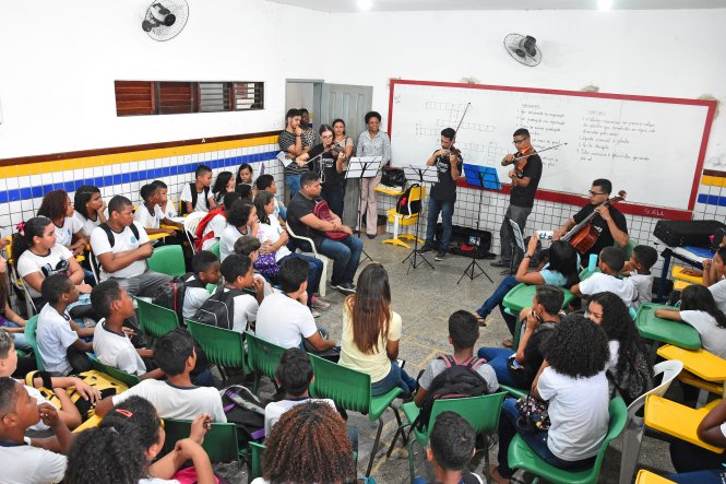 Por meio do projeto Cordas Friccionadas alunos da rede de ensino da Prefeitura de São Luís participam de aulas de&nbsp;música