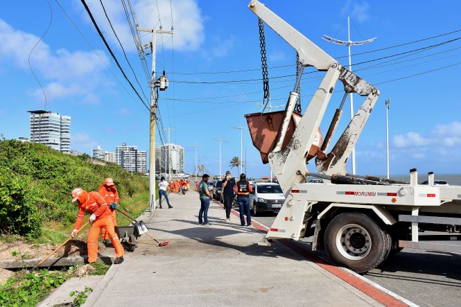 Prefeitura de São Luís implanta novo sistema de limpeza na Avenida Litorânea com coleta direta nos bares
