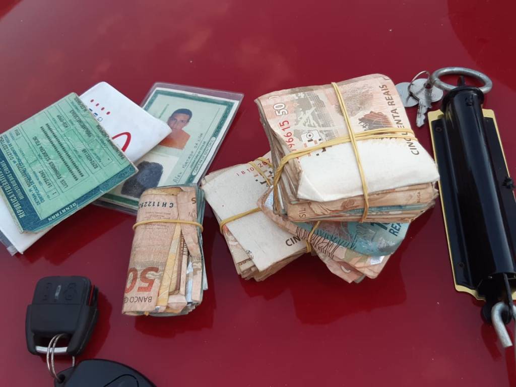 Suspeito de tráfico de drogas é preso e tenta subornar a&nbsp;polícia