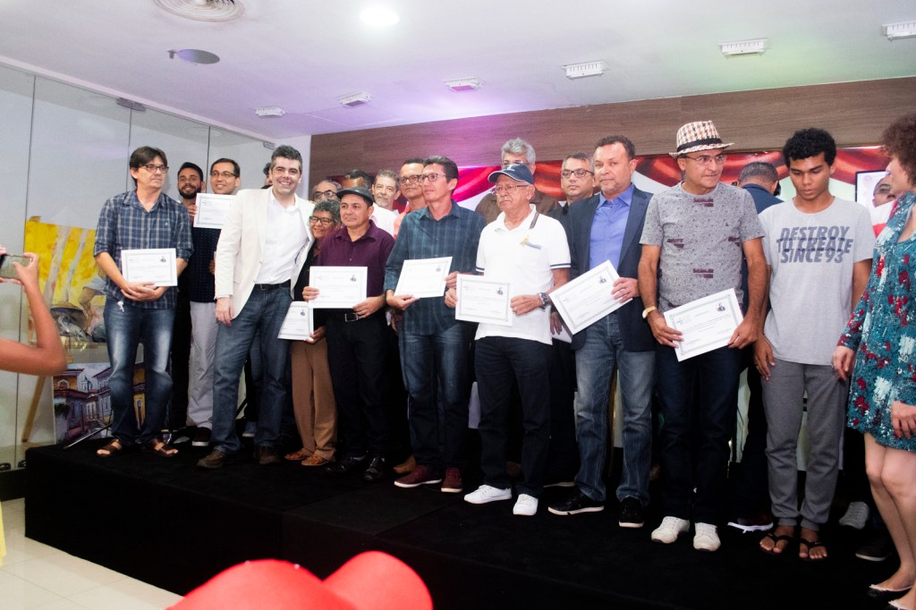 Adriano entrega prêmio a novos poetas&nbsp;maranhenses