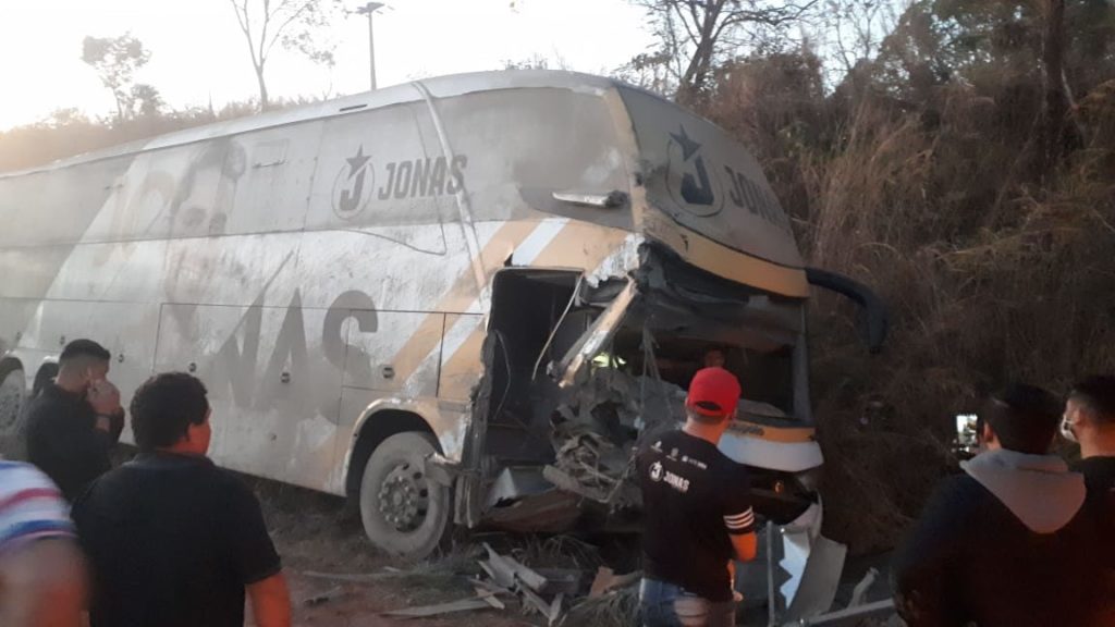 Ônibus do cantor Jonas Esticado colide em estrada do&nbsp;Maranhão
