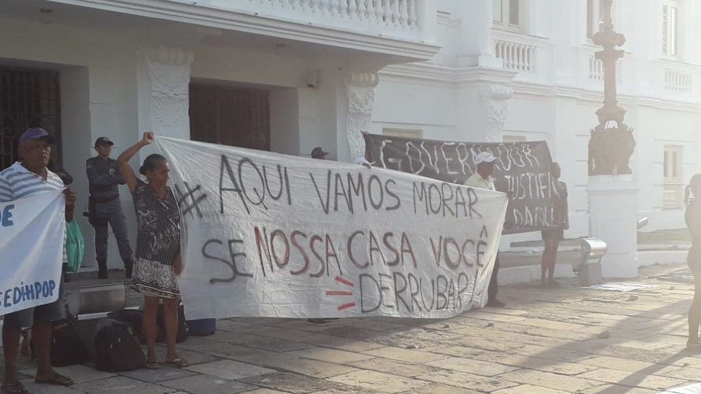 Comunidade do Cajueiro protesta em frente ao Palácio dos&nbsp;Leões