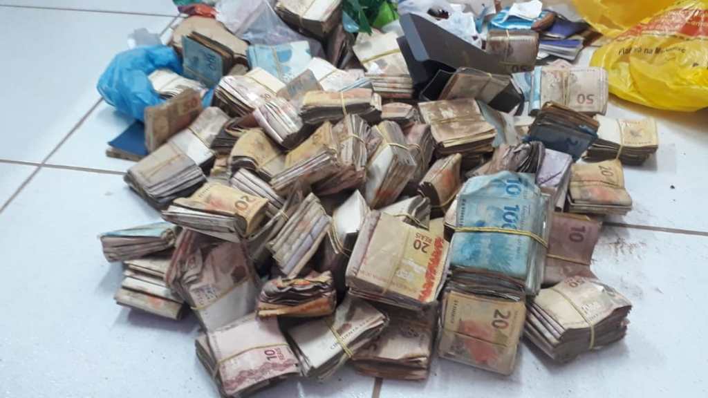 Homem é preso por tráfico de drogas e polícia encontra 130 mil reais&nbsp;enterrado