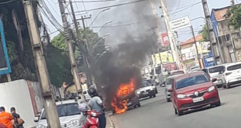 Carro é consumido por chamas em avenida de São&nbsp;Luís