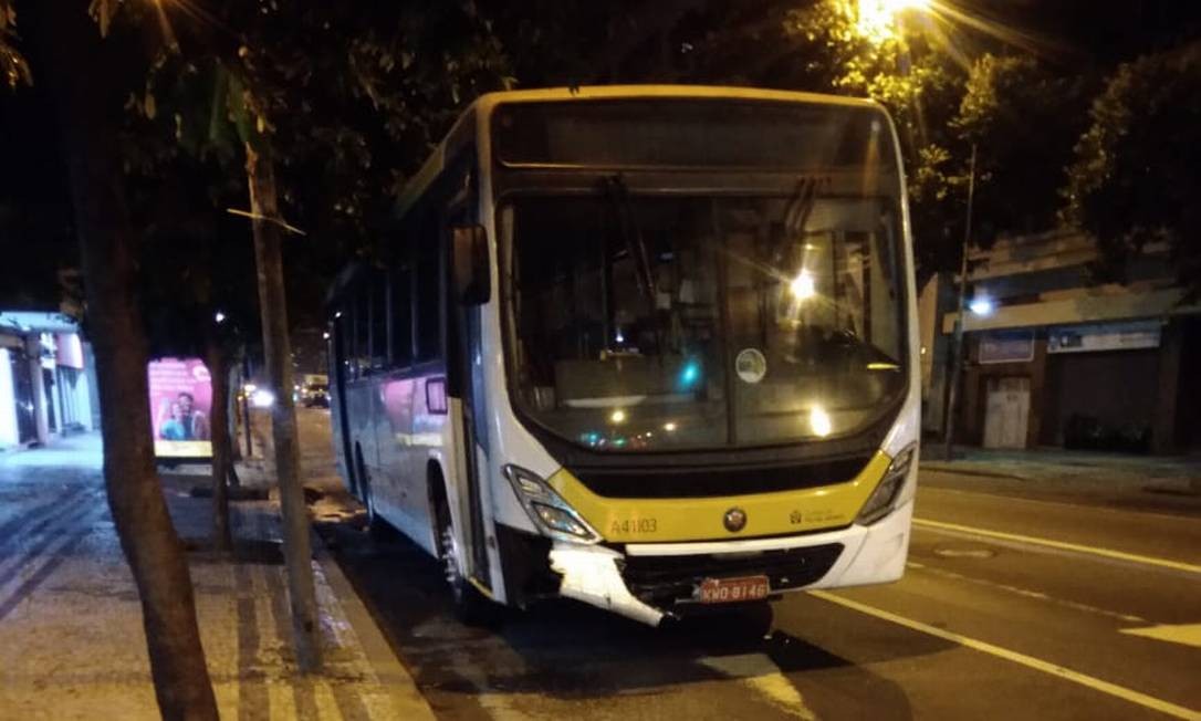 Assaltante de ônibus é descoberto após celular roubado tocar dentro da mochila