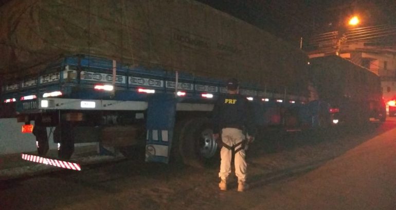 PRF apreende caminhões transportando madeira serrada&nbsp;irregular