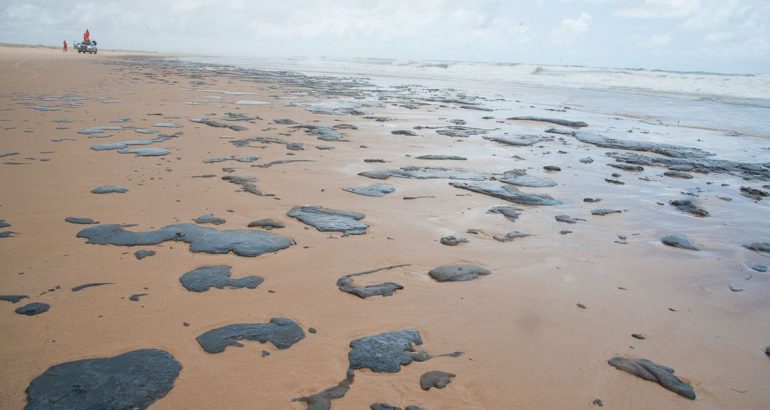 Mancha de óleo atinge ao menos 105 praias do&nbsp;Nordeste
