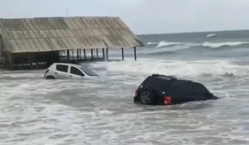 Carros são engolidos pela maré alta na praia do Araçagi no fim de&nbsp;semana