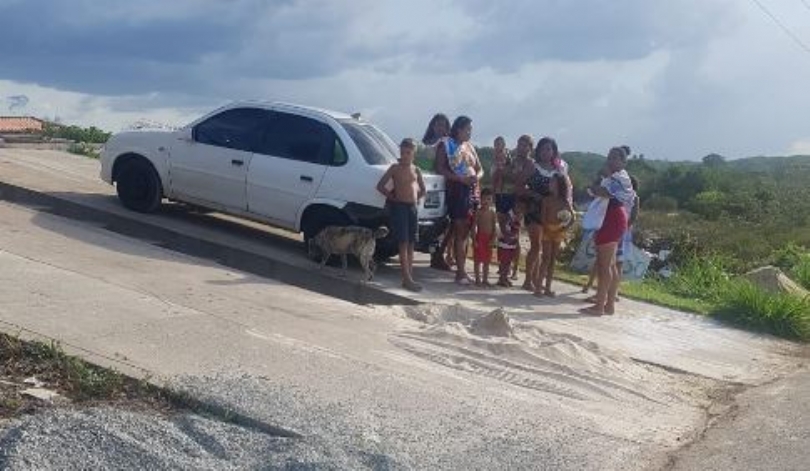 Carro de passeio carrega 13 pessoas pela BR-402; caminhonete também faz transporte&nbsp;irregular