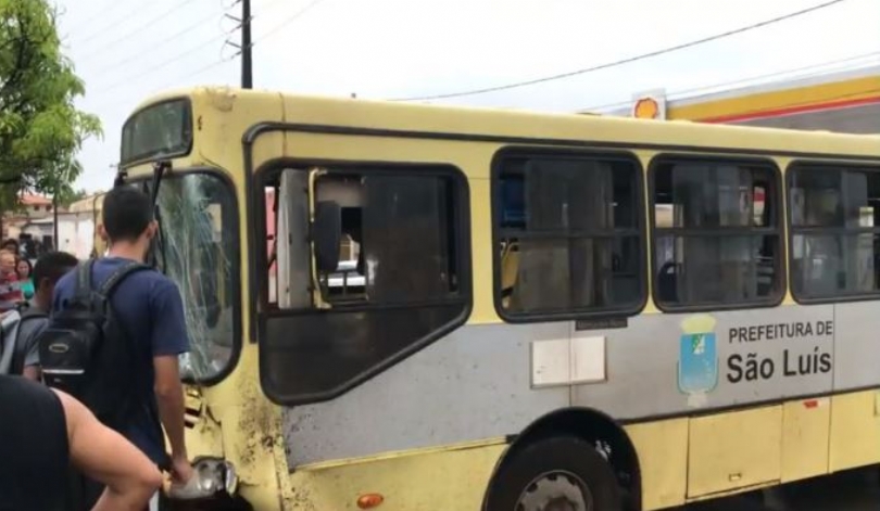 Motorista perde controle, e ônibus colide em árvore na Av. dos&nbsp;Africanos