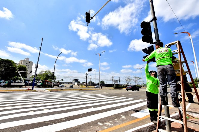 Prefeitura de São Luís altera sinalização e implanta faixa de pedestre e conjunto semafórico na Avenida Carlos&nbsp;Cunha