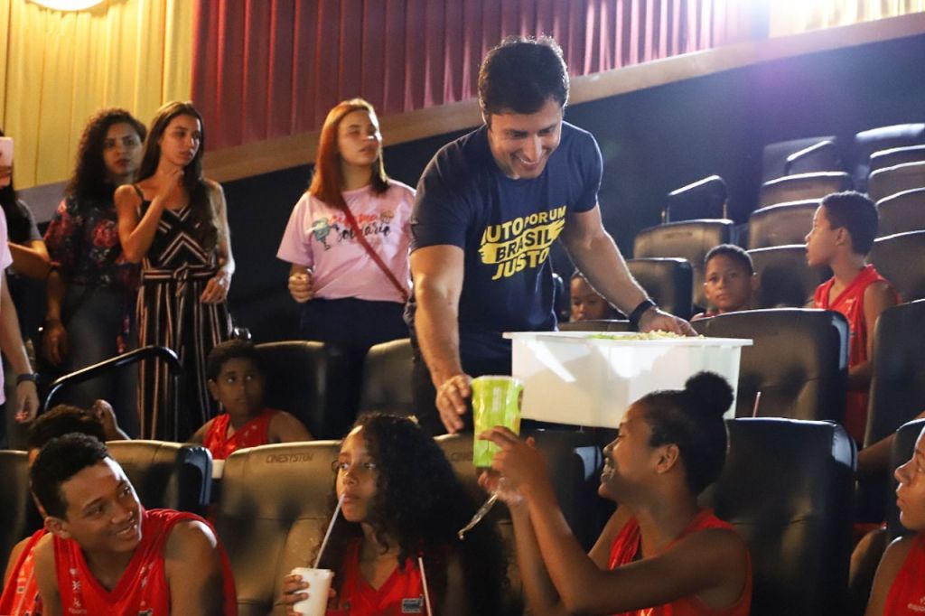 Com apoio de deputado, projeto levou crianças ao cinema pela primeira&nbsp;vez