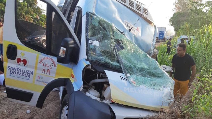 Acidente entre van e caminhão deixa um morto na&nbsp;BR-222