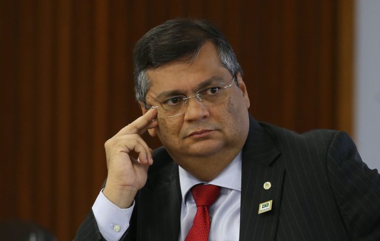 Cercado de candidatos, Flávio Dino muda de&nbsp;assunto