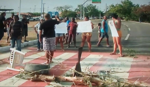 Moradores do Jaracati realizam protesto e interditam a ponte Bandeira Tribuzzi em São&nbsp;Luís