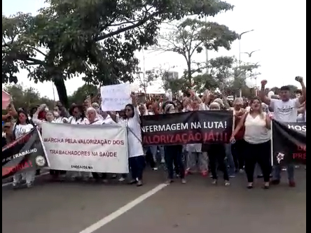 Enfermeiros e técnicos de enfermagem manifestam em frente ao&nbsp;SES