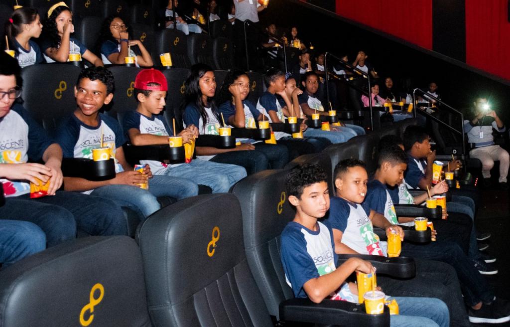 Gedema proporciona sessão de cinema e almoço para alunos do programa Sol Nascente no Dia das&nbsp;Crianças