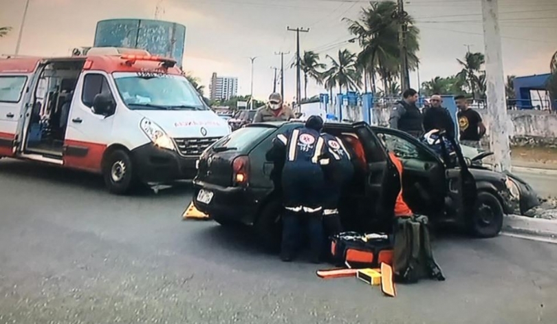 Carro com três ocupantes se choca com poste, em São&nbsp;Luís