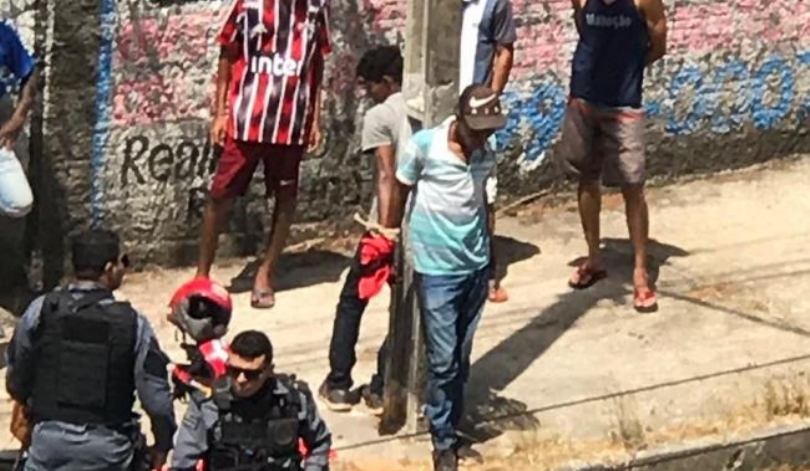 Suspeitos de assalto são amarrados em poste e espancados por&nbsp;populares