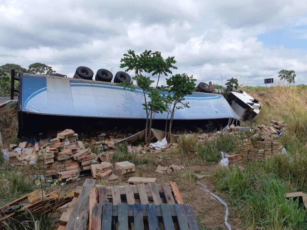 Caminhão tomba na BR 010 e carga avaliada em R$ 25 mil é&nbsp;saqueada