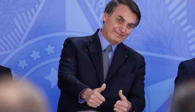 Bolsonaro assina MP que concede 13º pagamento do Bolsa&nbsp;Família