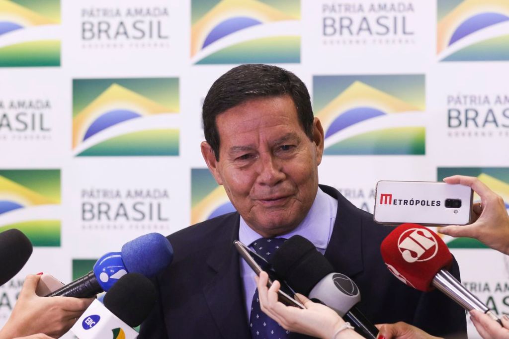 Mourão viaja para o Peru e Alcolumbre assume a&nbsp;Presidência