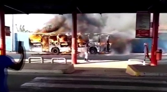 Vídeo: Ônibus de transporte público pega fogo dentro de terminal em São&nbsp;Luis