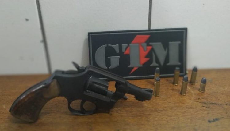 POLÍCIA MILITAR APREENDE DUPLA COM ARMA DE FOGO NO BAIRRO DE&nbsp;FÁTIMA