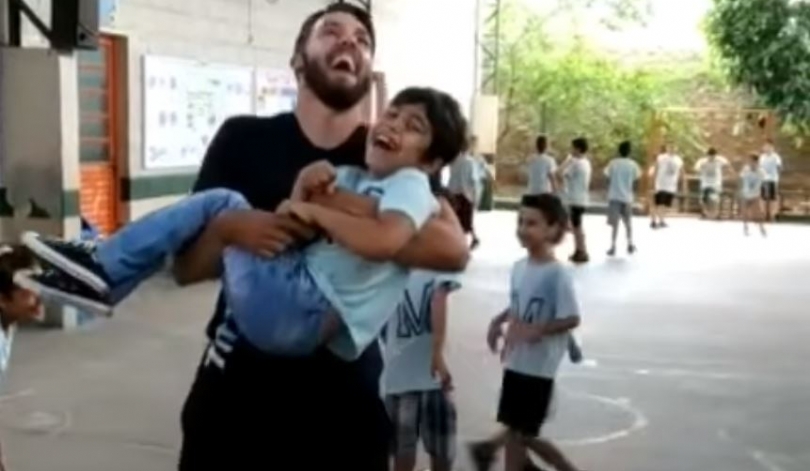Vídeo de professor pulando corda com aluno cadeirante&nbsp;viraliza